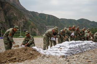 镜报：曼联有意用狼队中场戈麦斯替代卡塞米罗，前者身价4000万镑